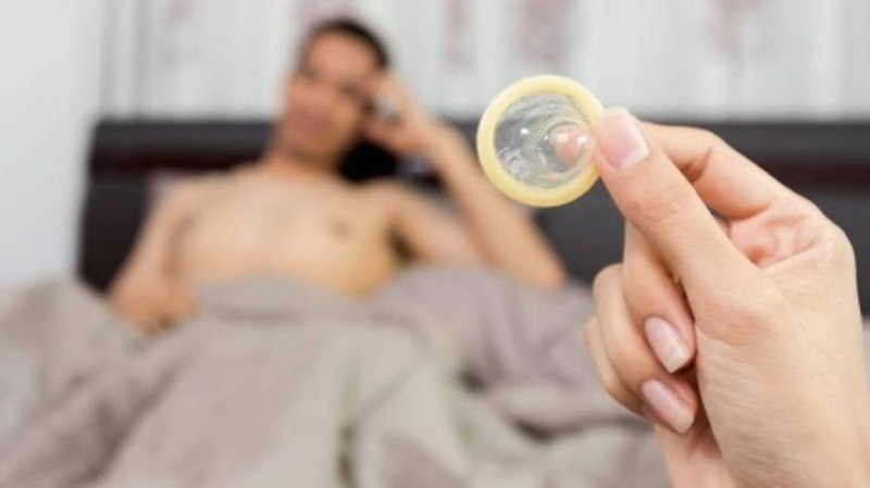 Sử dụng bao cao su đúng cách giúp tăng hiệu quả bảo vệ và giảm rủi ro khi quan hệ. 