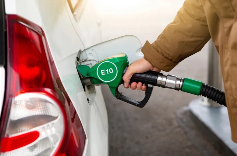 Xăng E10 là loại xăng sinh học pha ethanol, được nhiều người quan tâm khi so sánh chi phí nhiên liệu. 