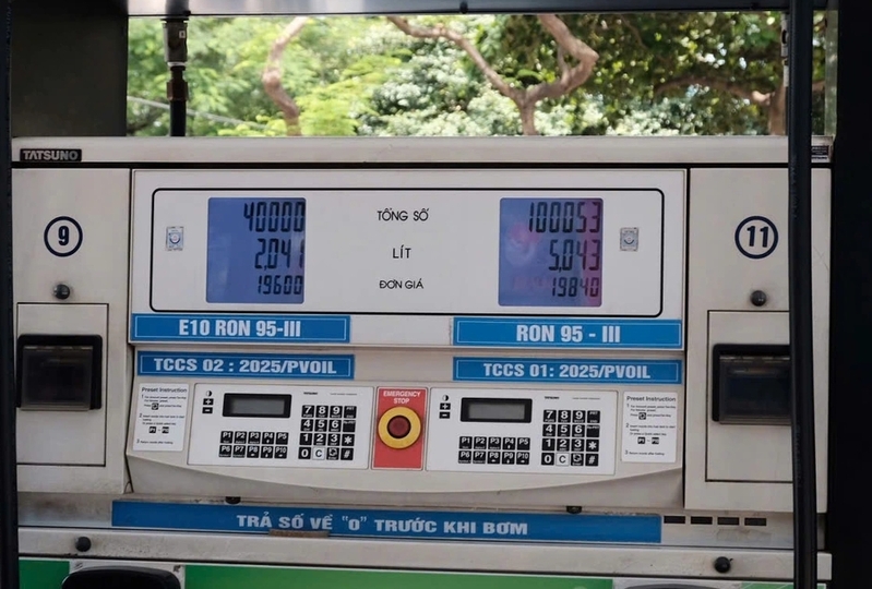 Người tiêu dùng nên theo dõi giá xăng E10 từ nguồn chính thức và bảng niêm yết mới nhất tại cây xăng. 