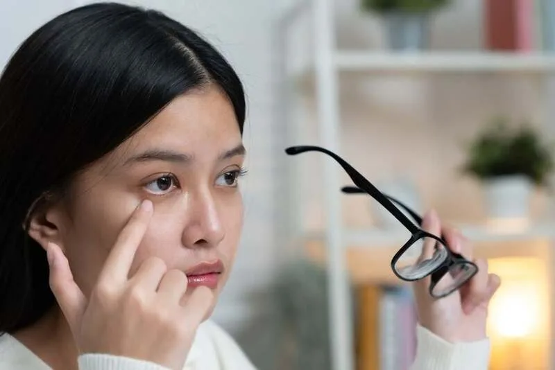 Nếu mắt phải giật vào tối muộn hoặc ban đêm, dân gian có thể liên hệ với cảm xúc, suy nghĩ nhiều, trong khi khoa học thường gợi ý cơ thể đang mệt.