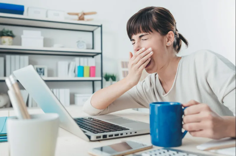 Thiếu ngủ và căng thẳng là hai nguyên nhân phổ biến khiến cơ mí mắt dễ co giật và gây cảm giác khó chịu trong ngày.