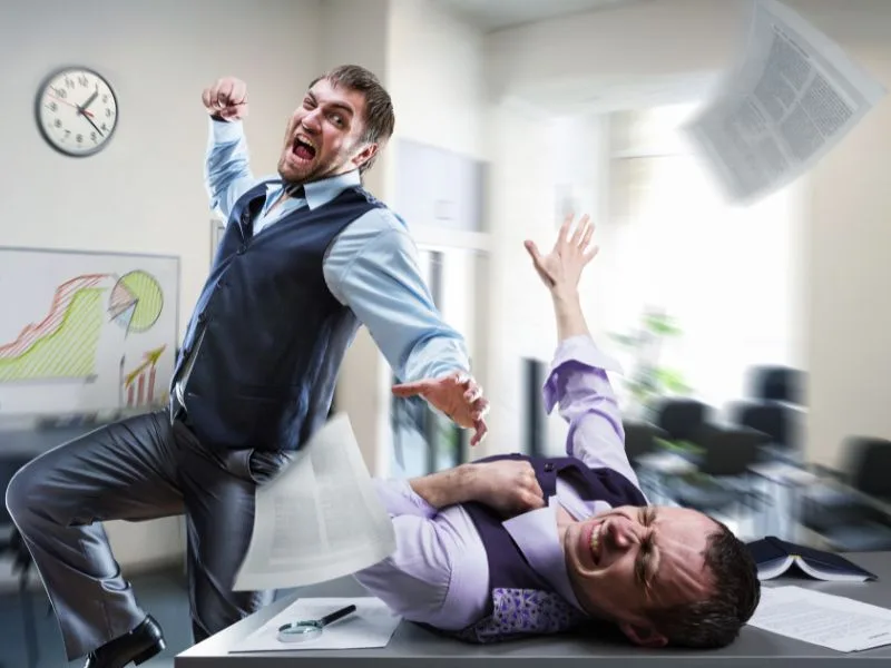 Mơ thấy đánh nhau với người lạ có thể phản ánh sự bất an trước điều chưa rõ ràng