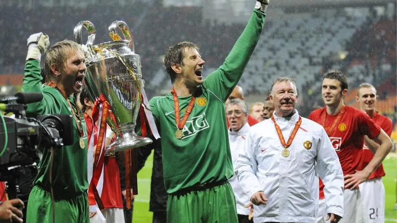 Thủ môn MU 2008 gắn liền với Edwin van der Sar và khoảnh khắc cản phá luân lưu quyết định trong trận chung kết Champions League.
