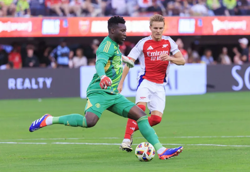 Onana nổi bật ở sự tự tin khi cầm bóng, khả năng chuyền bóng và kinh nghiệm thi đấu tại Champions League.